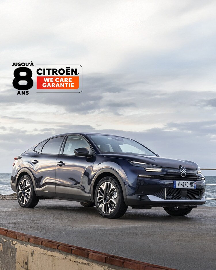 Vue 3/4 avant de Citroën C4 X avec son design fastback conduite sûre, efficace et abordable.