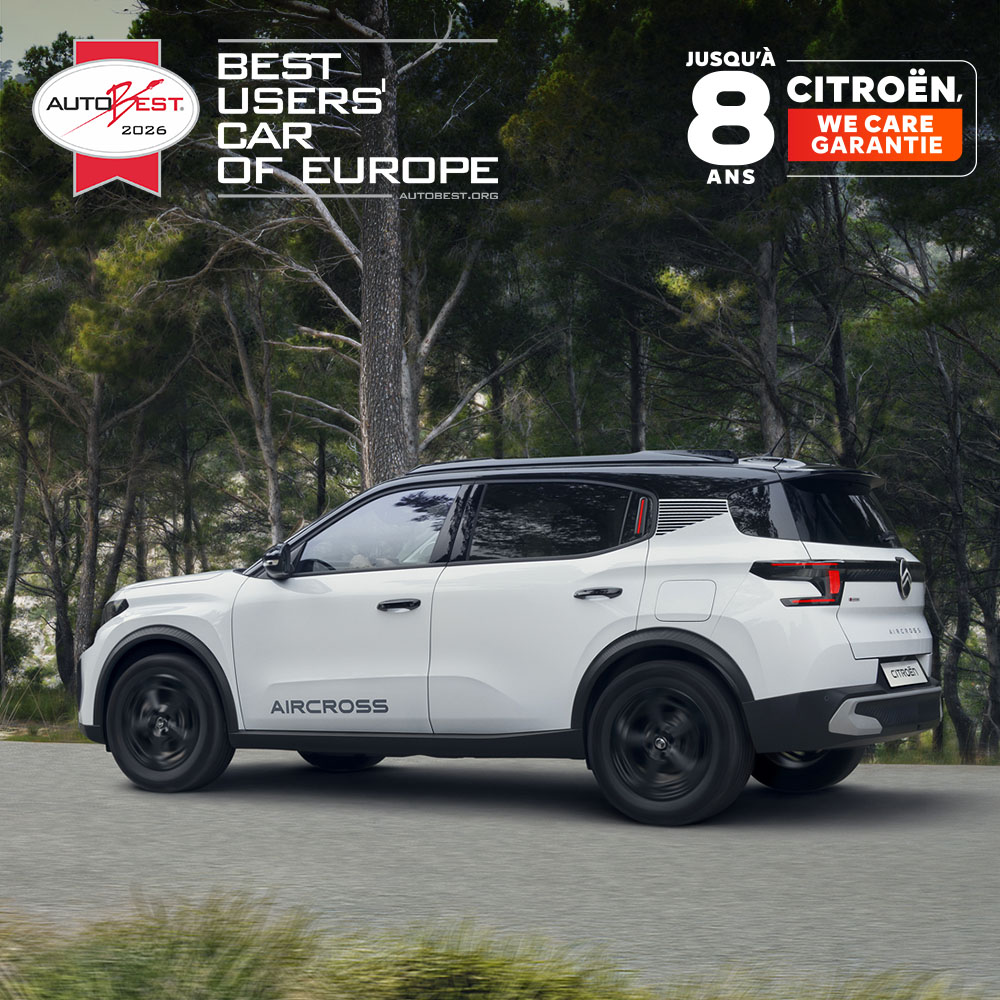 Vue 3/4 arrière en bord de mer de Citroën ë-C3 Aircross, son design primé et sa garantie de 8 ans pour mobilité abordable.