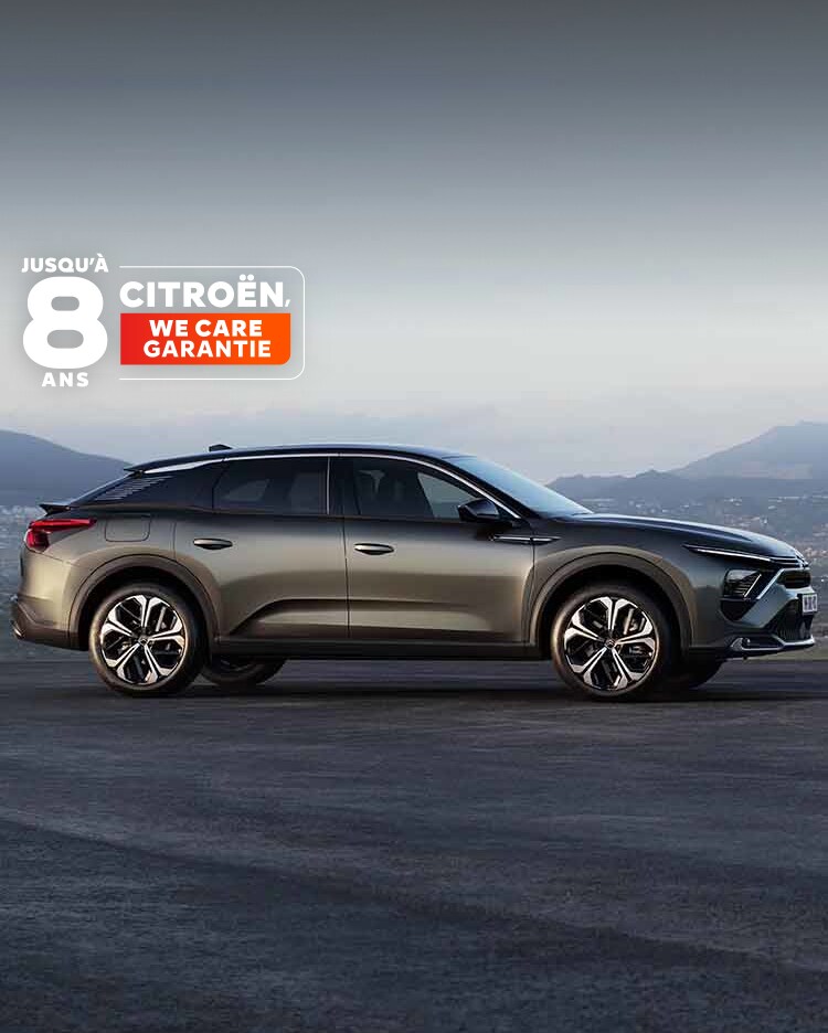 Two Citroën C5 X stopped 3/4 rear view and profile