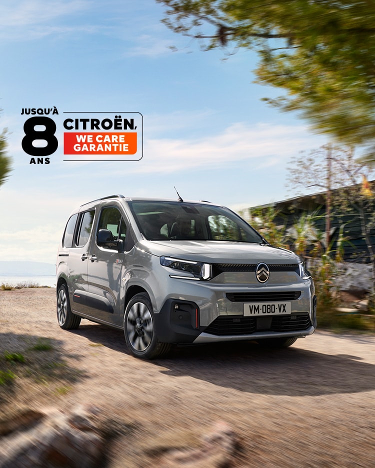 Vue de face aux trois quarts du Berlingo 30 mettant en avant son design familial, son confort, sa sécurité, sa connectivité et son allure moderne et affirmée