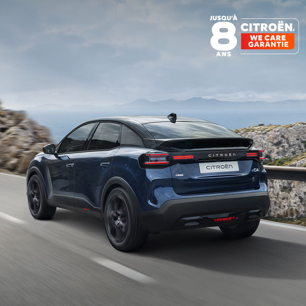 Vue de trois-quarts arrière de la ë-C4en mouvement , mettant en avant le design aérodynamique du crossover, l'efficacité et le style pour une présence moderne haut de gamme