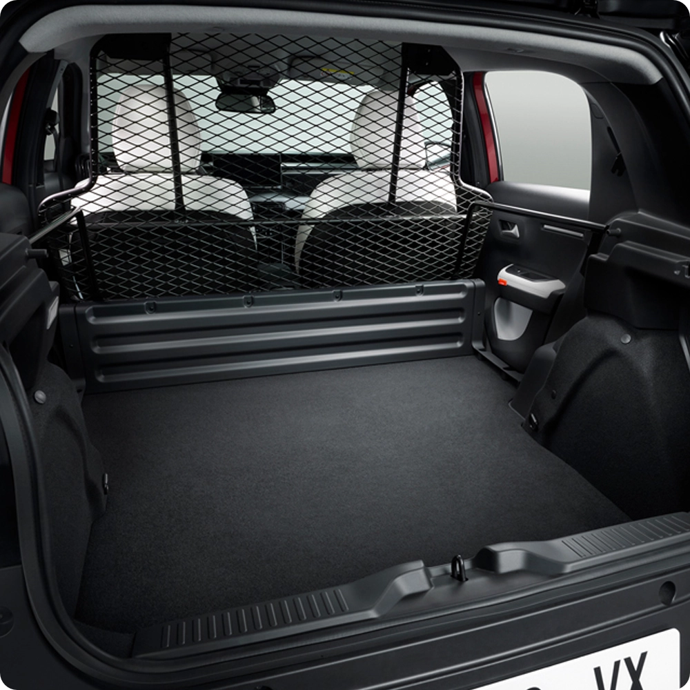 Vue de l'espace de chargement arrière du Citroën ë-C3 Van, mettant en avant le compartiment de chargement spacieux, la cloison de séparation protectrice et les espaces de rangement pratiques.