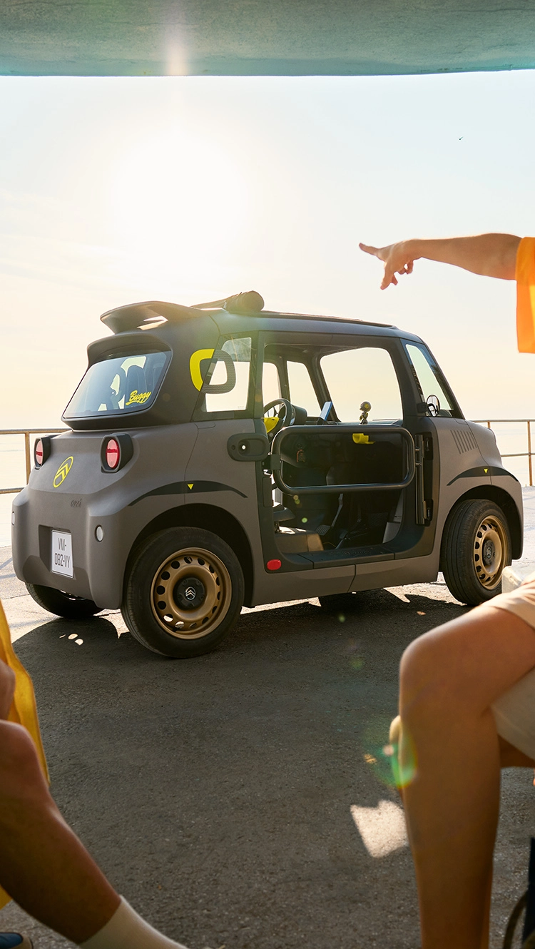 Vue latérale de la Citroën Ami sur la plage : un design électrique compact, sûr et fiable, offrant une liberté estivale innovante.
