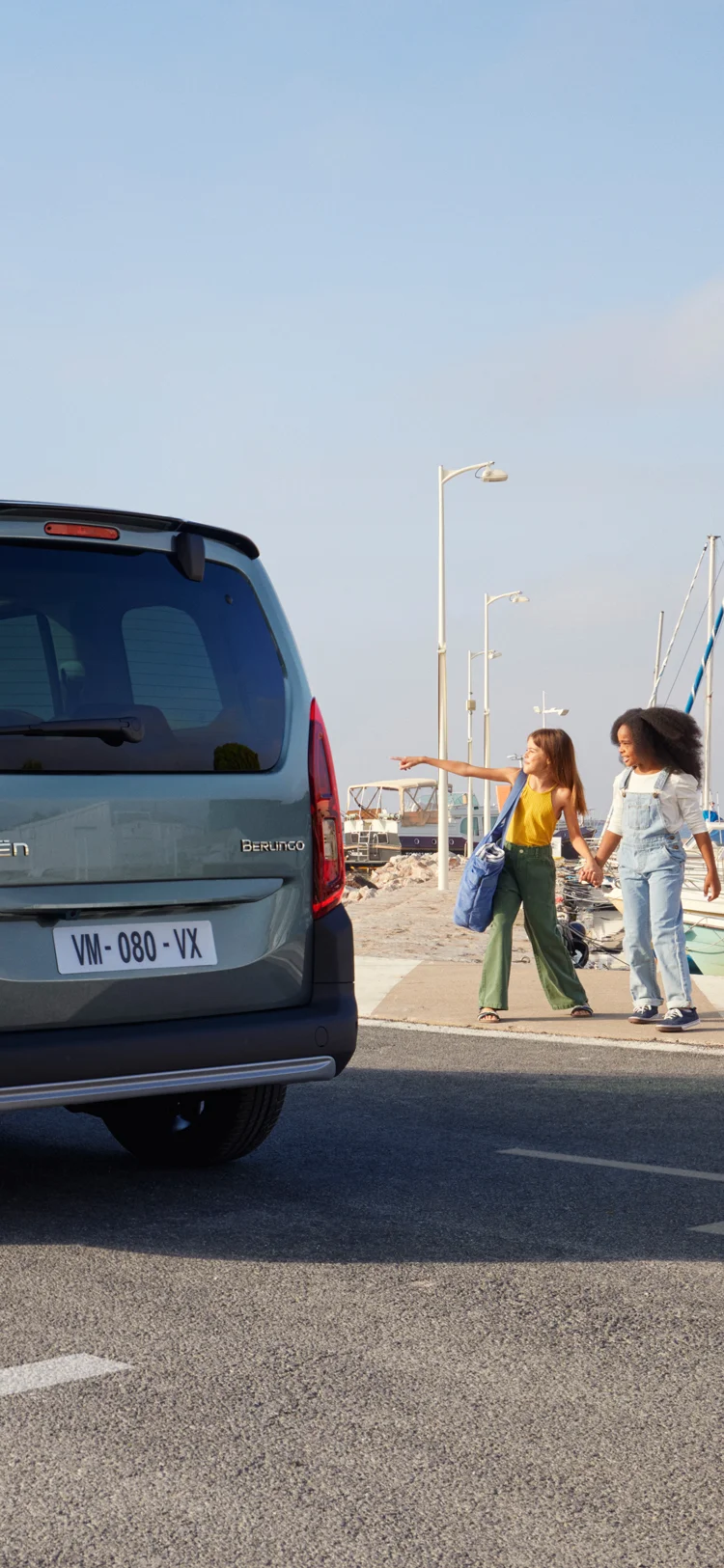 Vue arrière trois-quarts du Berlingo 30 mettant en avant le design extérieur moderne, la sécurité, l'efficacité et une présence visuelle rassurante