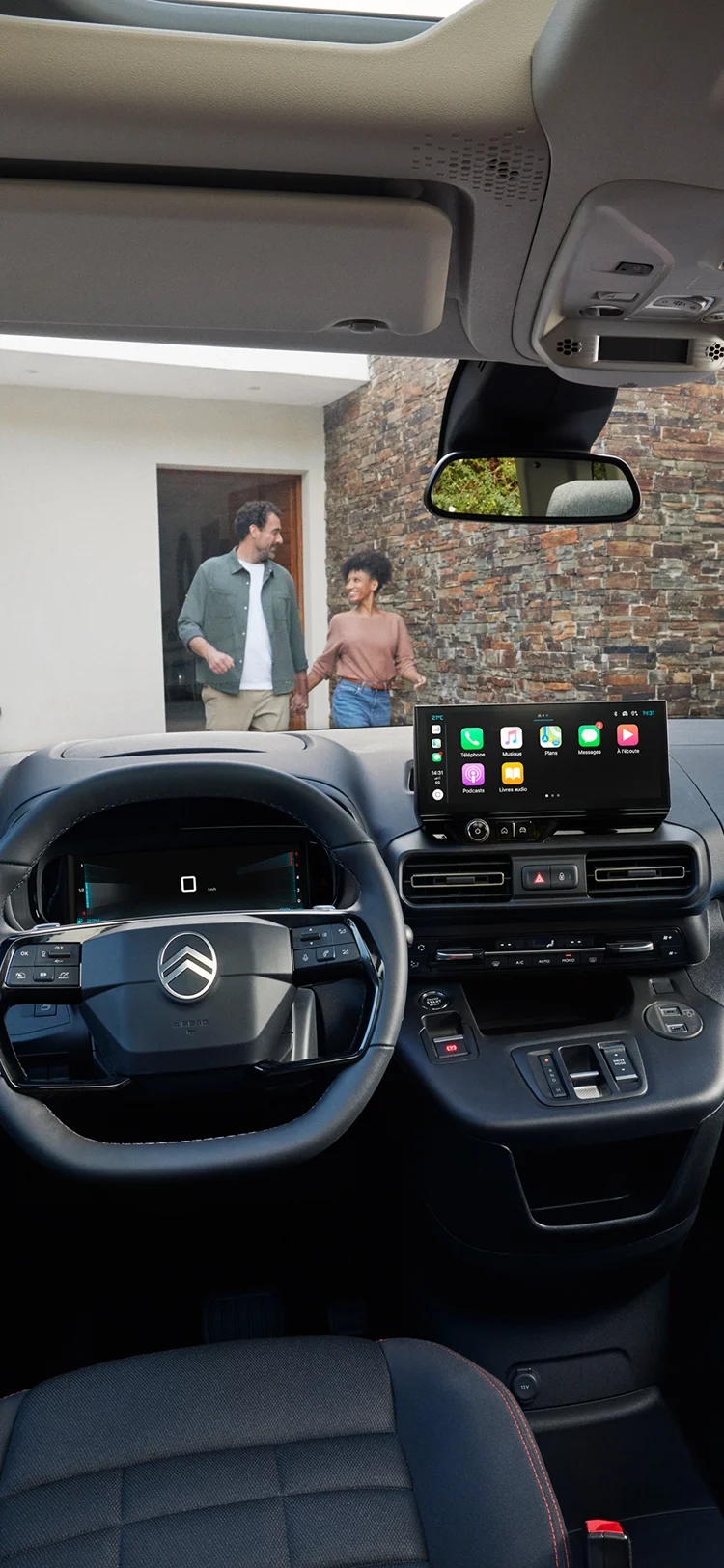 Vue intérieure avant de Berlingo avec la technologie embarquée, la connectivité, la sécurité et confort de conduite moderne