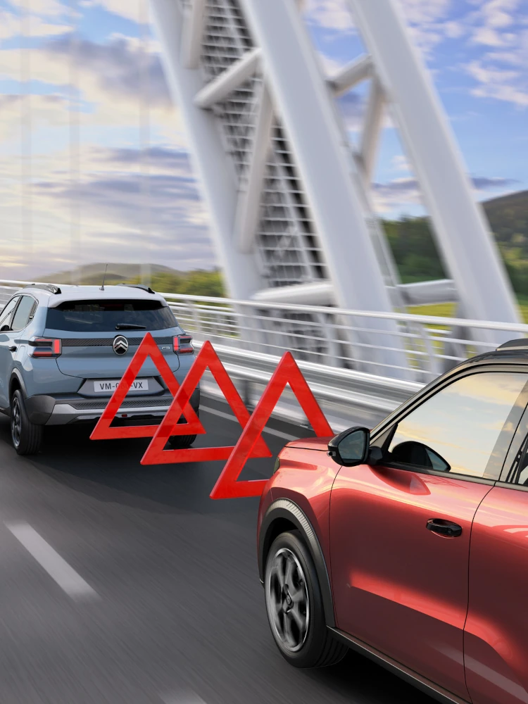 Vue arrière de conduite de Citroën C3 illustrant l'alerte de collision avant pour une mobilité plus sûre.