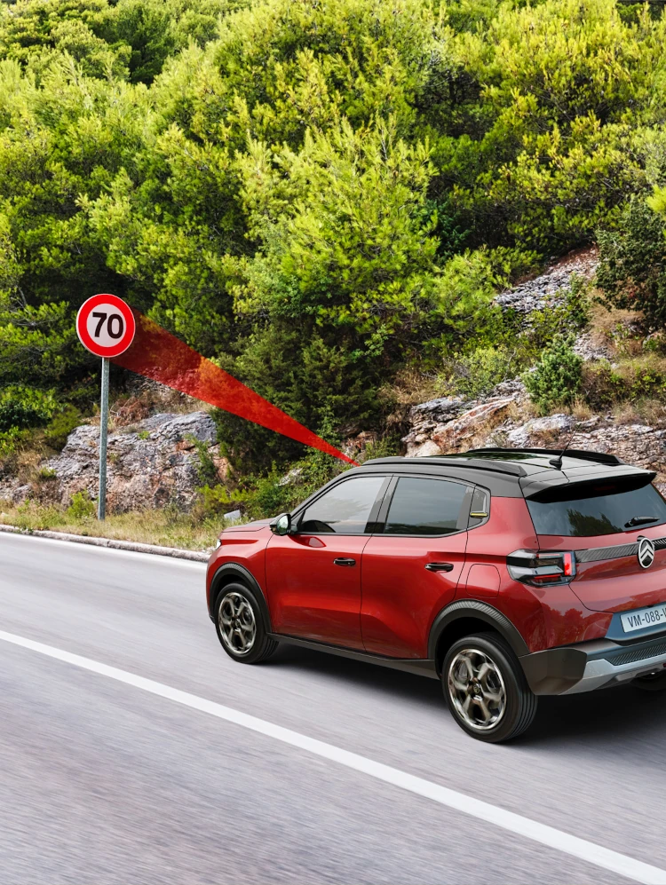 Vue latérale Citroën C3 présentant la reconnaissance des limitations de vitesse pour mobilité plus sûre.