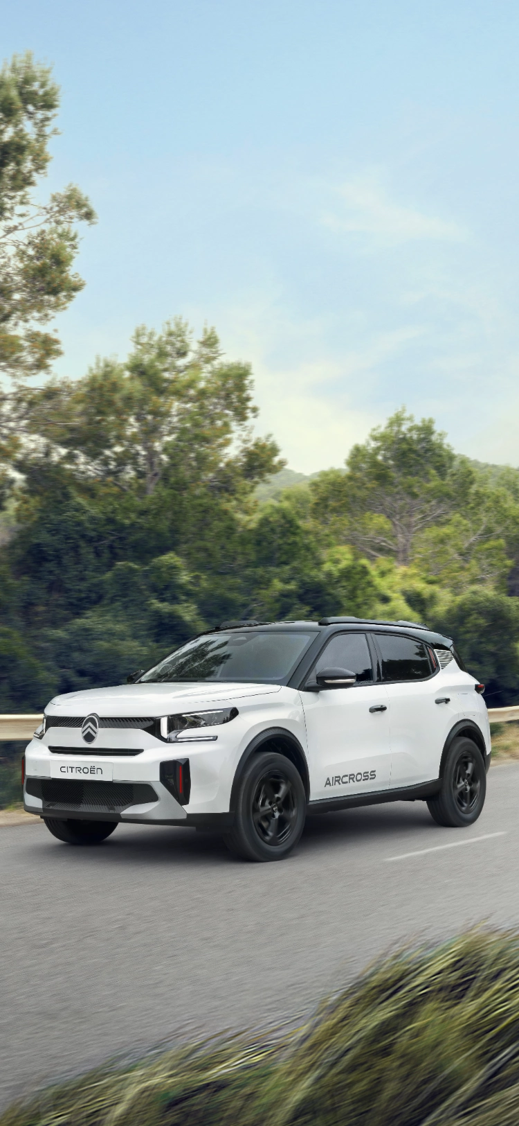 Vue de conduite de trois quarts avant du SUV électrique Citroën ë‑C3 Aircross, mettant en avant une présence routière assurée pour une mobilité fluide, efficace et abordable.