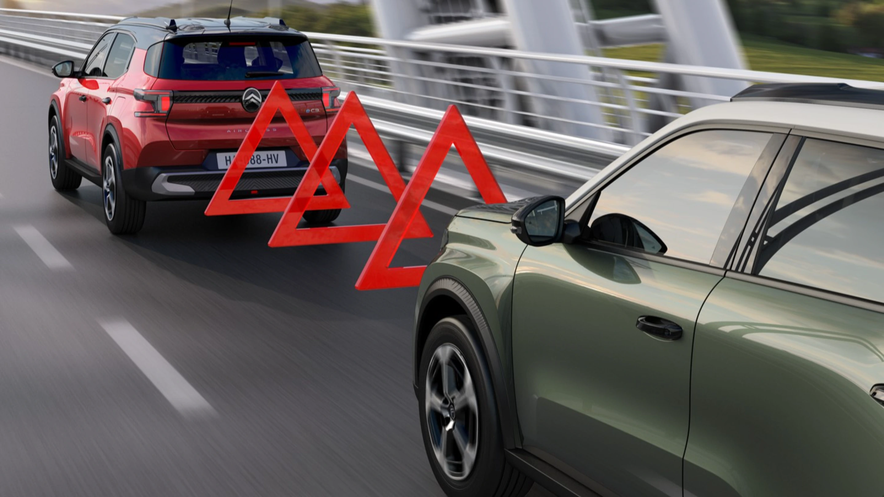 Vue sur autoroute de Citroën C3 Aircross, l'alerte de collision avant pour conduite plus sûre, plus sereine et plus abordable