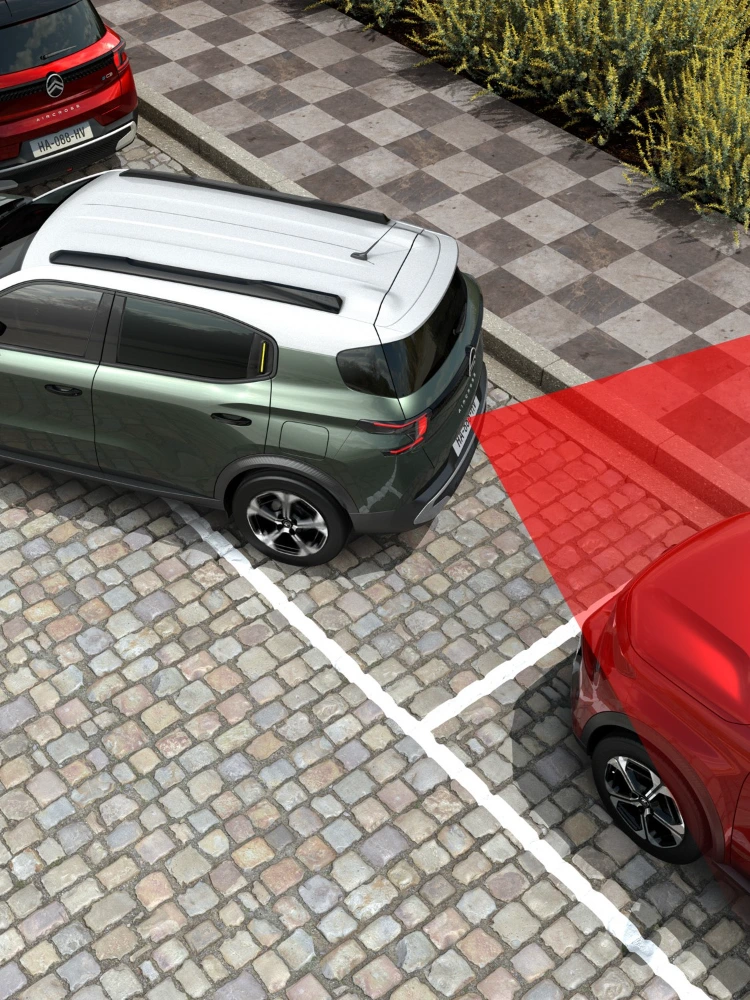 Vue arrière de Citroën C3 Aircross en stationnement, l'alerte de trafic transversal pour des manœuvres plus sûres.