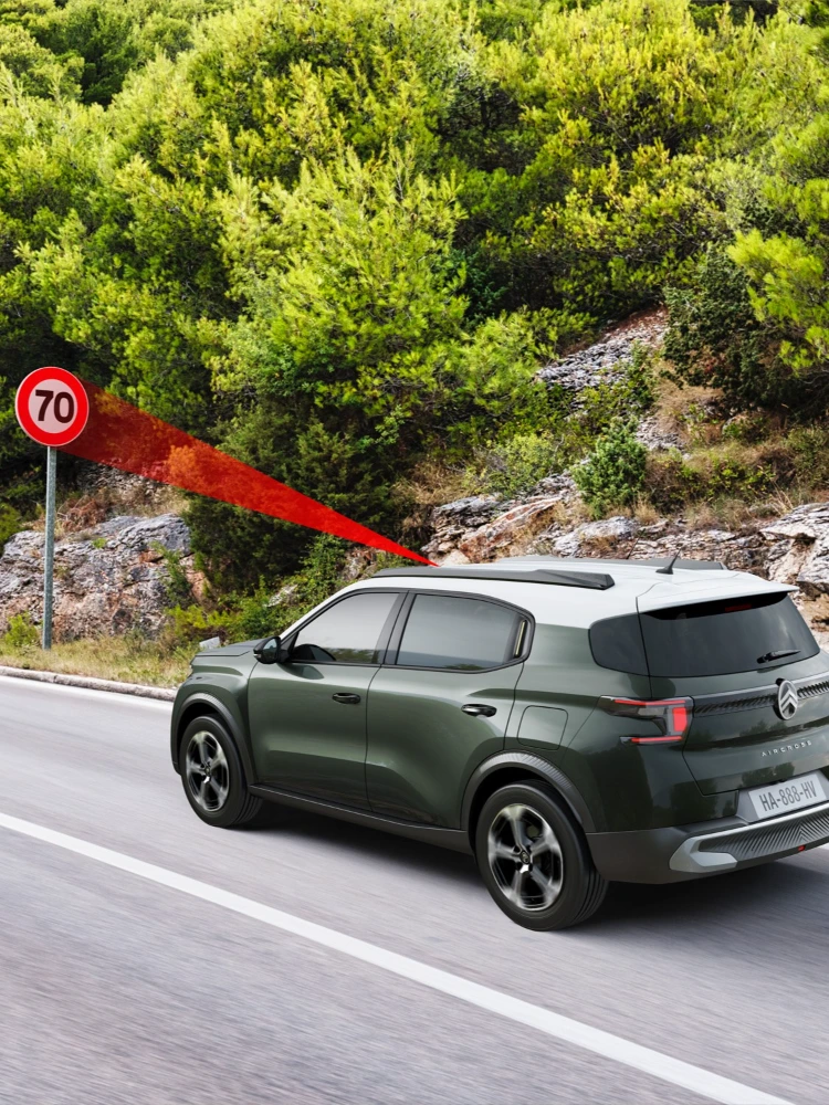 Vue côté de Citroën C3 Aircross en conduite, illustrant la reconnaissance des panneaux de vitesse pour une mobilité plus sûre