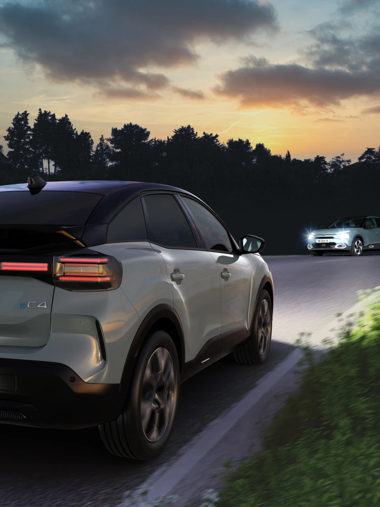 Vue arrière de ë-C4 avec assistant feux route, pour visibilité, la sécurité et techno conduite nocturne premium sereine.