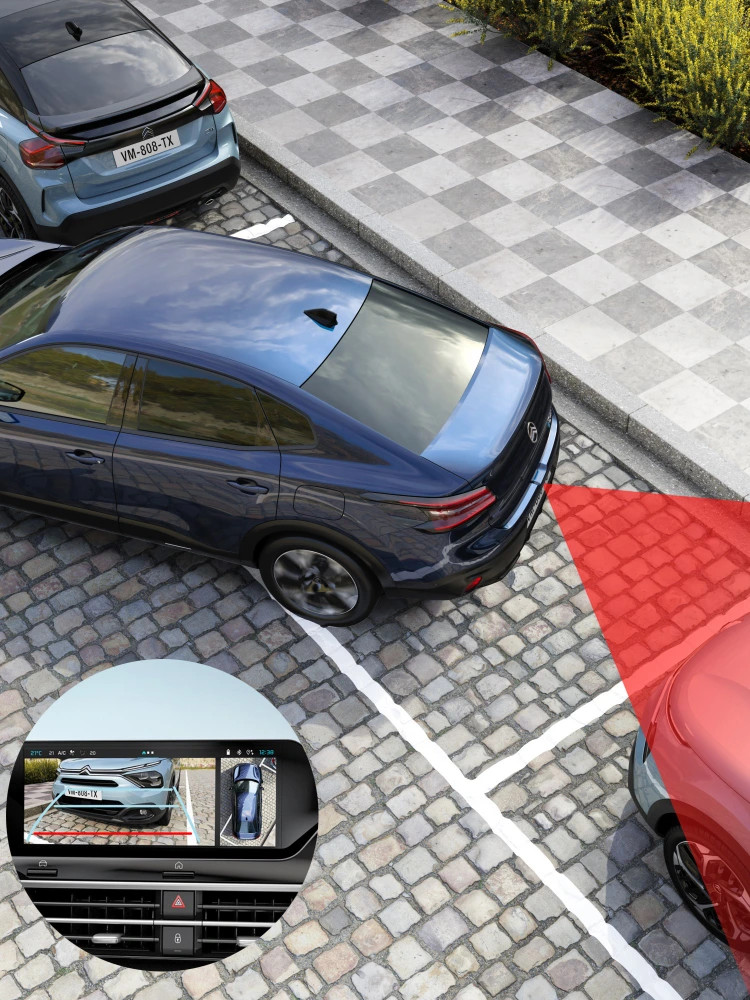 Vue aérienne de la Citroën C4 X utilisant la caméra arrière à 180° pour faciliter les manœuvres de stationnement en sécurité.