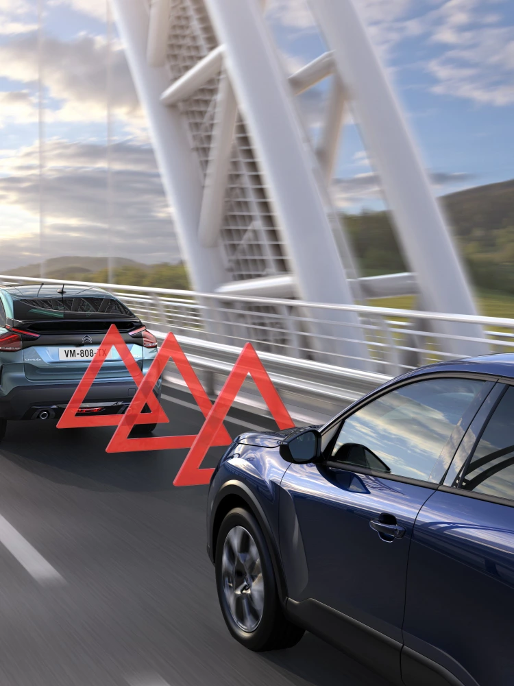 La Citroën C4 X détecte un véhicule devant elle avec l'alerte de collision avant activée pour une conduite plus sûre.