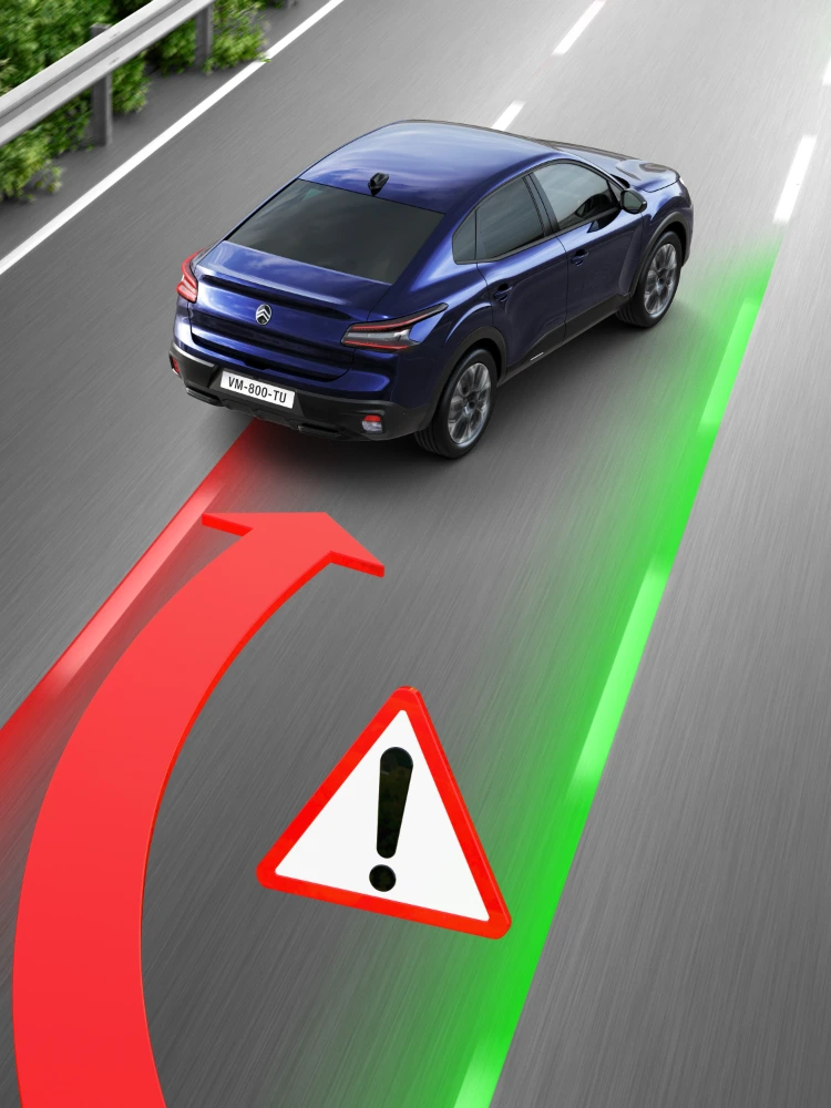 La Citroën C4 X affiche l'alerte de sortie de voie lorsque le véhicule s'approche des marquages au sol.
