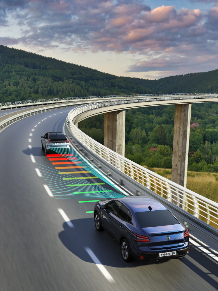 La Citroën C4 X utilise l'aide à la conduite de niveau 2 avec régulateur de vitesse adaptatif et guidage de voie sur aut