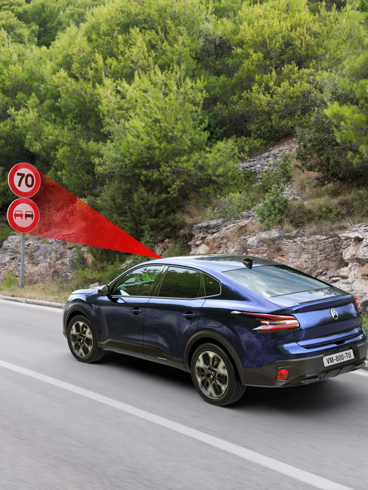 La Citroën C4 X identifie plusieurs panneaux de vitesse et de restriction grâce à la fonction de reconnaissance étendue