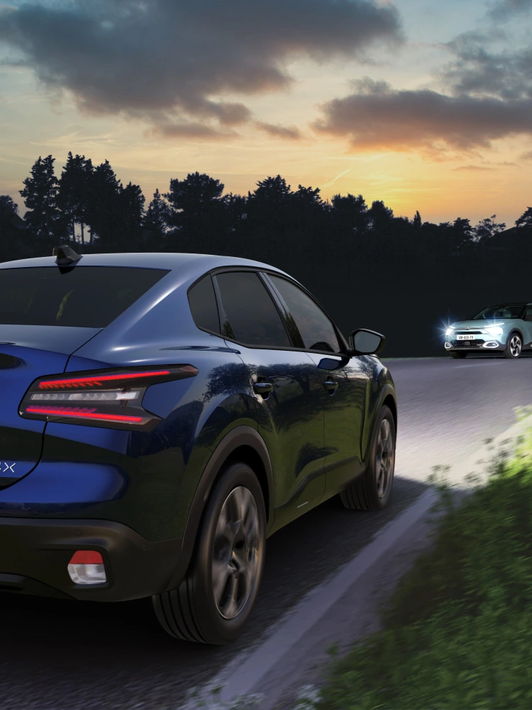 Citroën C4 X roulant de nuit avec l'assistant de feux de route qui éclaire la route en toute sécurité.