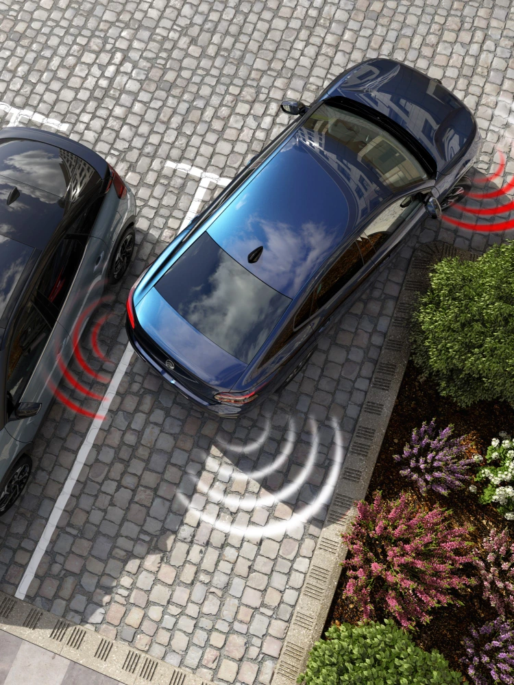 Vue aérienne de la Citroën C4 X montrant les capteurs de stationnement avant et arrière actifs pendant une manœuvre