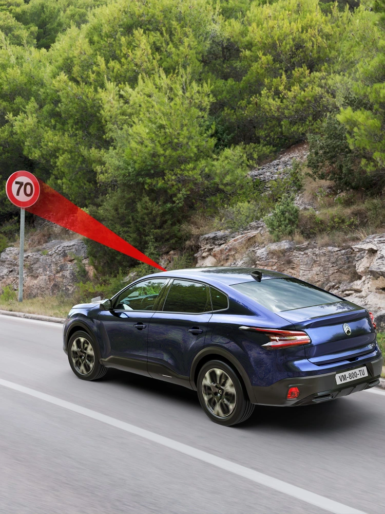 La Citroën C4 X détecte un panneau de limitation de vitesse à 70 km/h grâce à la fonction de reconnaissance des panneaux.