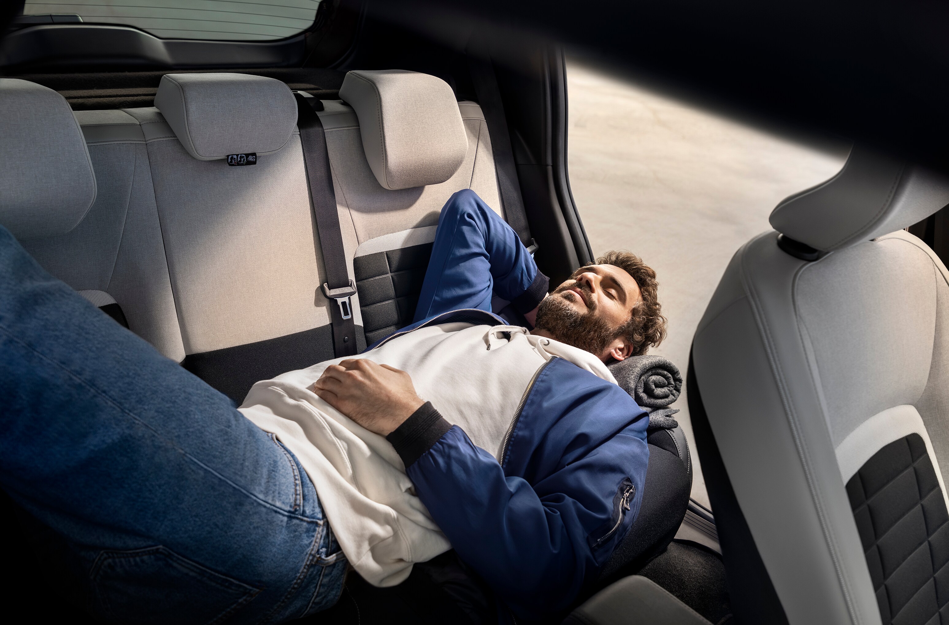 Vue de l'intérieur du SUV Citroën C3 mettant en avant le confort des sièges inclinables pour une mobilité urbaine abordable.