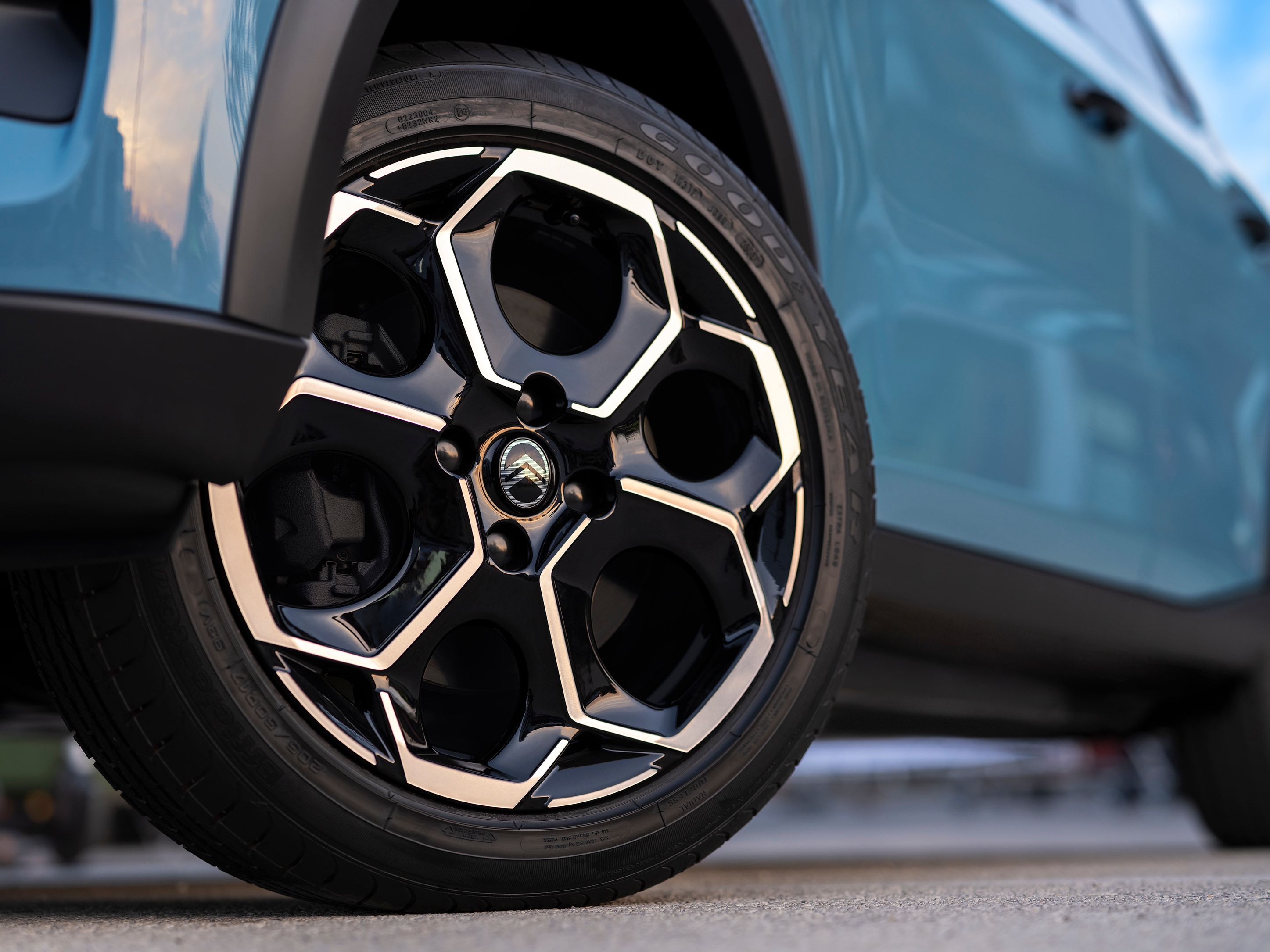 Gros plan sur les jantes en alliage de Citroën C3, son design pour une mobilité élégante, abordable.
