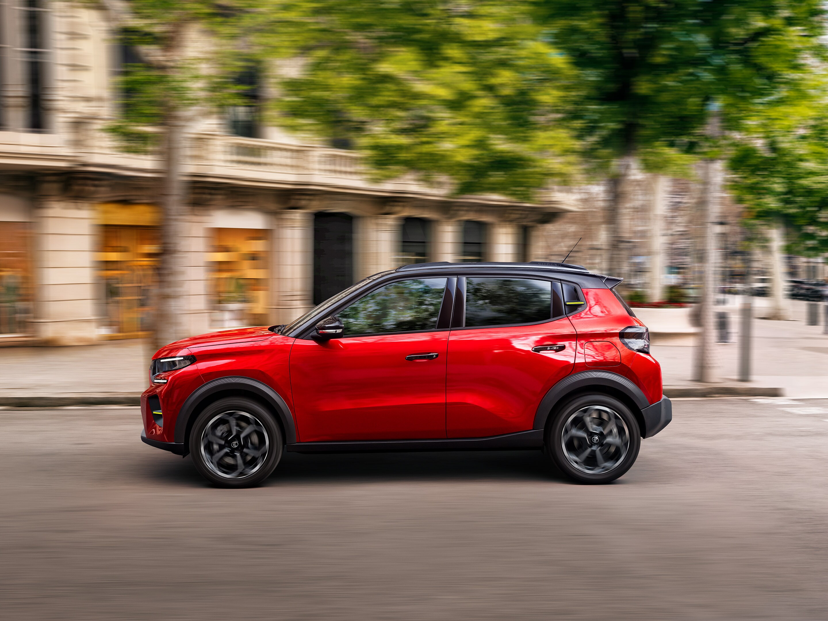 Vue latérale Citroën C3, illustrant une conduite dynamique pour mobilité fluide,, abordable.