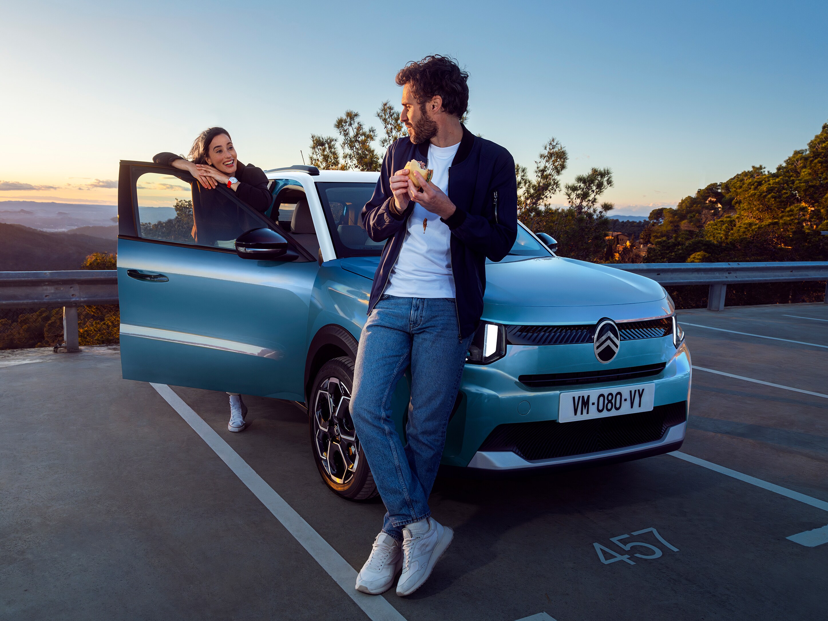 Vue 3/4 avant Citroën C3, un moment de détente pour mobilité fluide, abordable.