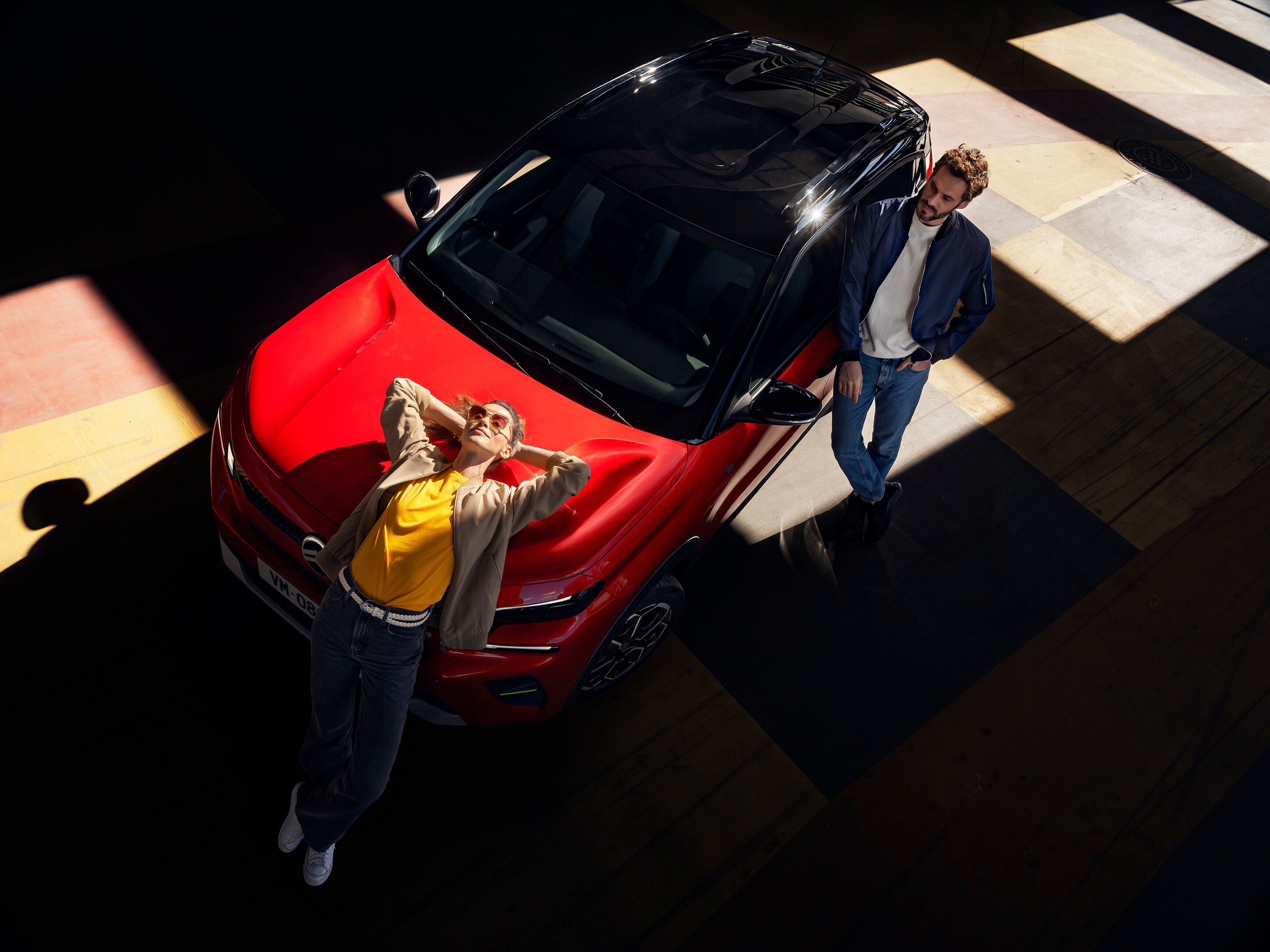 Vue dessus Citroën C3, un design bicolore élégant pour mobilité détendue, abordable.