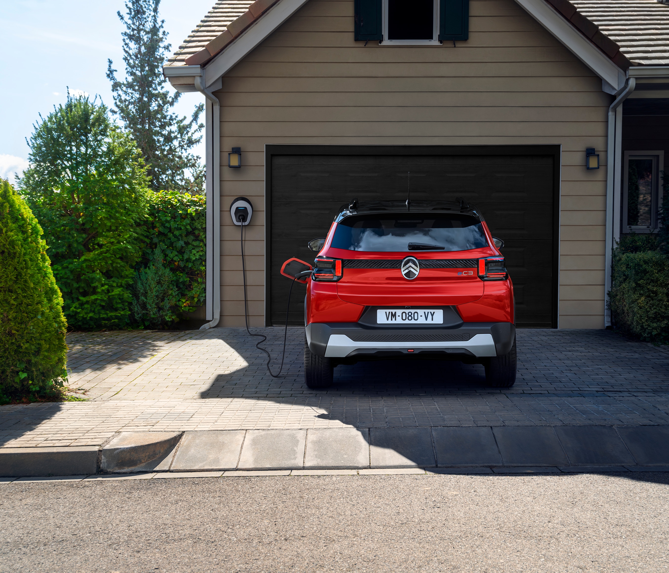 Vue arrière de Citroën C3 en cours de recharge à domicile, une mobilité, efficace, abordable.
