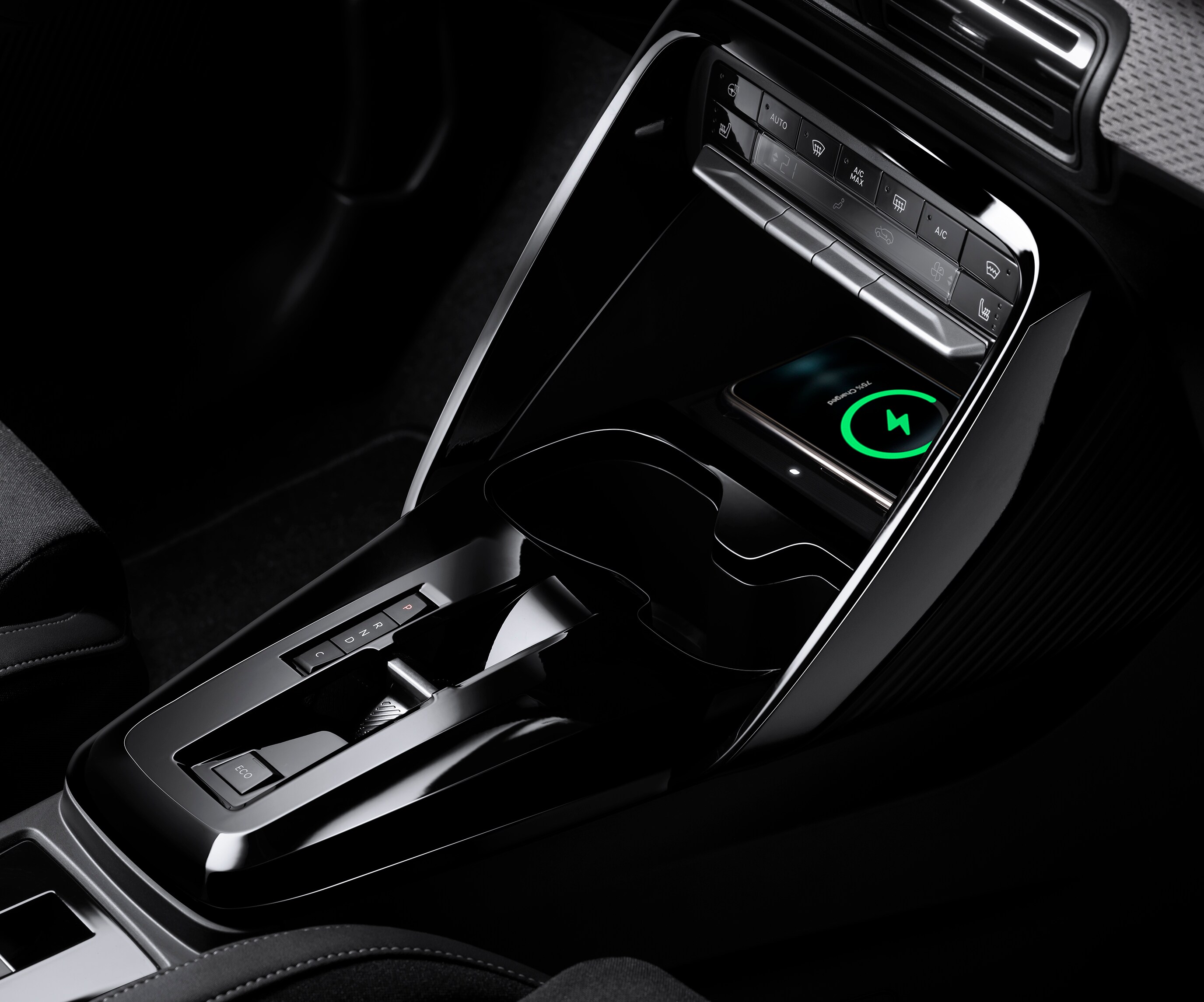 Gros plan de la console de Citroën C3, la recharge sans fil pour mobilité, abordable.