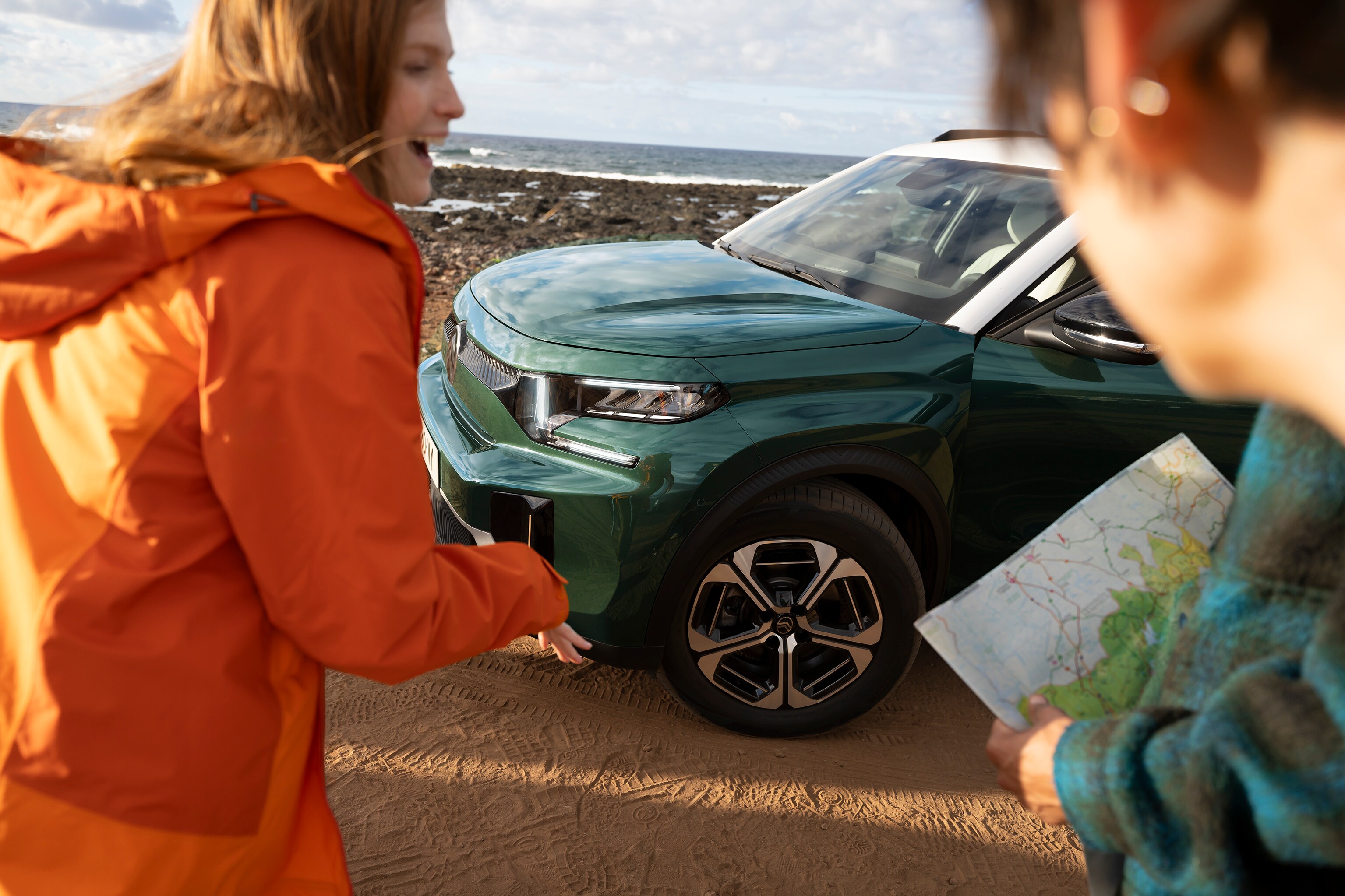 Vue 3/4 avant en extérieur Citroën ë-C3 Aircross, un style robuste pour une mobilité aventureuse, sûre, abordable.