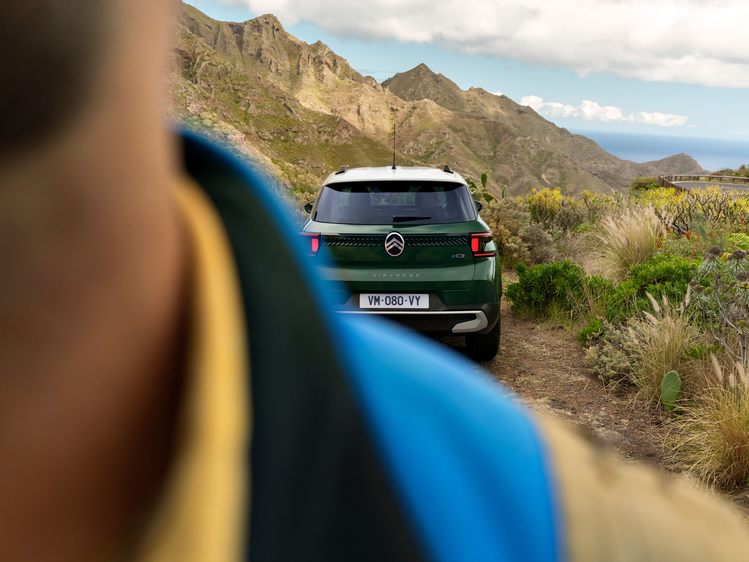 Vue arrière en extérieur de Citroën ë-C3 Aircross, son style robuste pour une mobilité tout-terrain sûre et polyvalente.