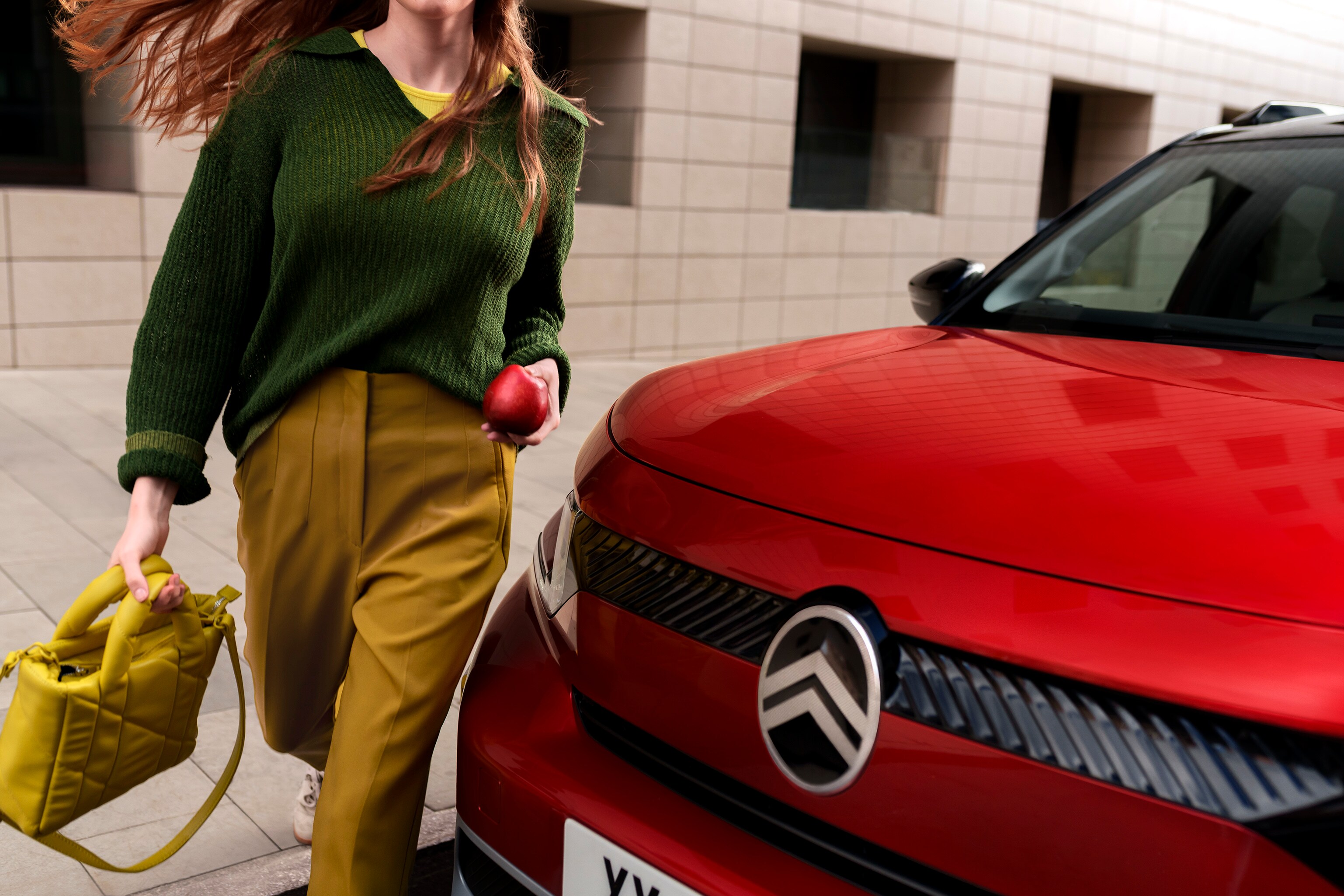 Vue de face en gros plan de Citroën ë-C3 Aircross, le design audacieux de sa calandre pour mobilité élégante et confiante.
