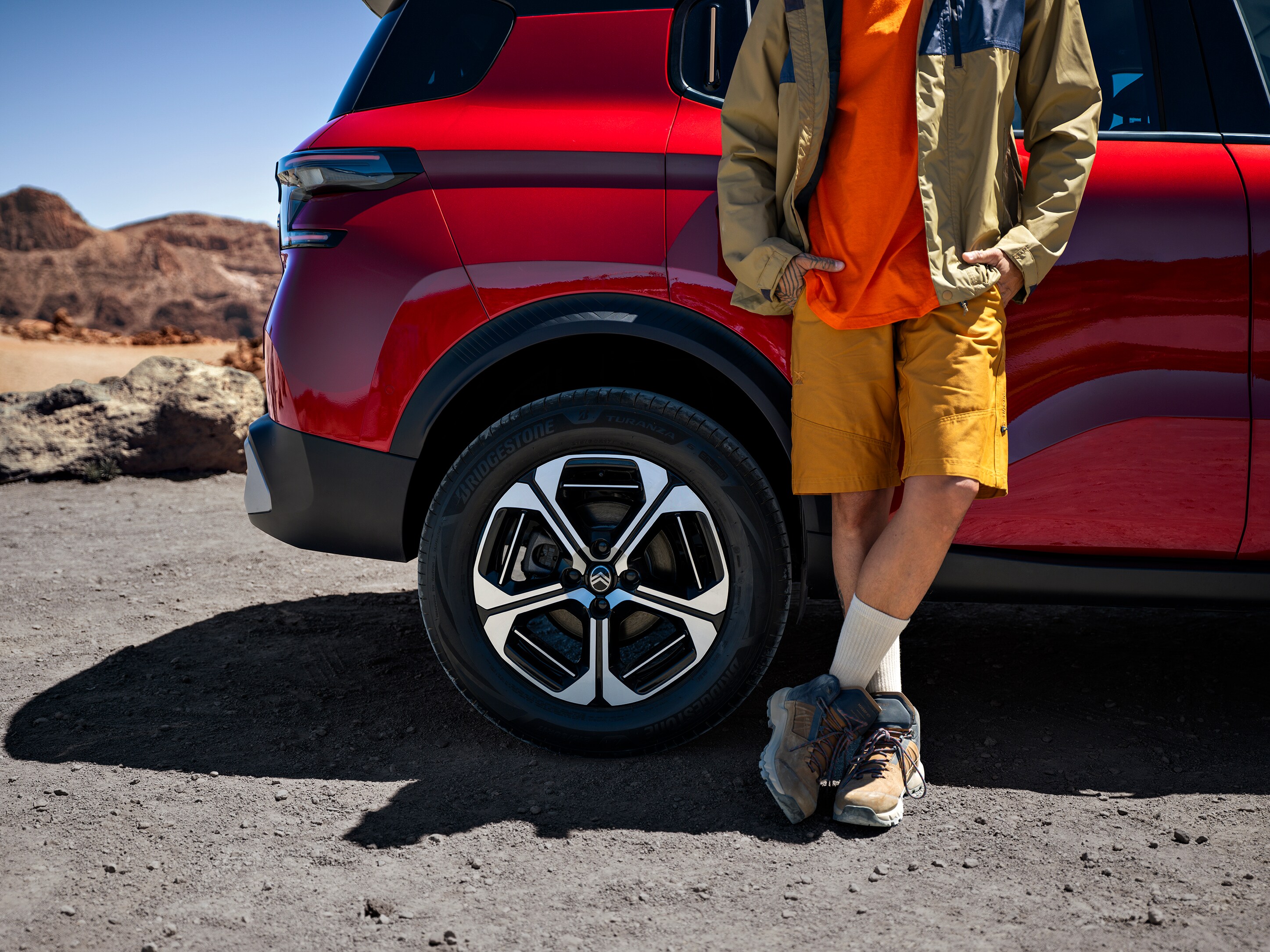 Gros plan sur les jantes de Citroën ë-C3 Aircross, le design des jantes en alliage pour une mobilité en plein air élégante.