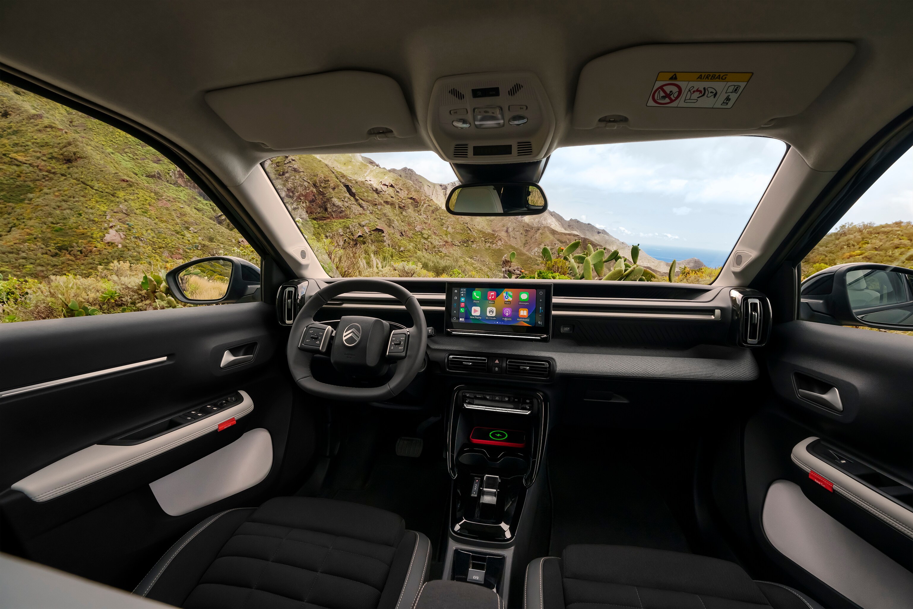 Vue intérieure avant de Citroën C3 Aircross, le tableau de bord panoramique et le grand écran tactile pour conduite intuitive