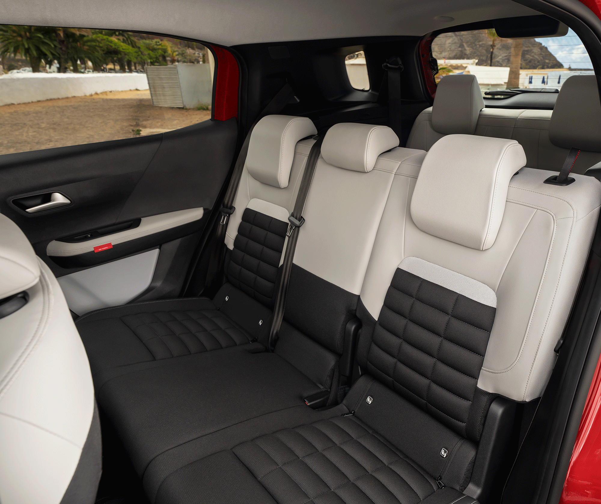 Vue intérieure avant de Citroën C3 Aircross, le tableau de bord panoramique et le grand écran tactile pour conduite intuitive
