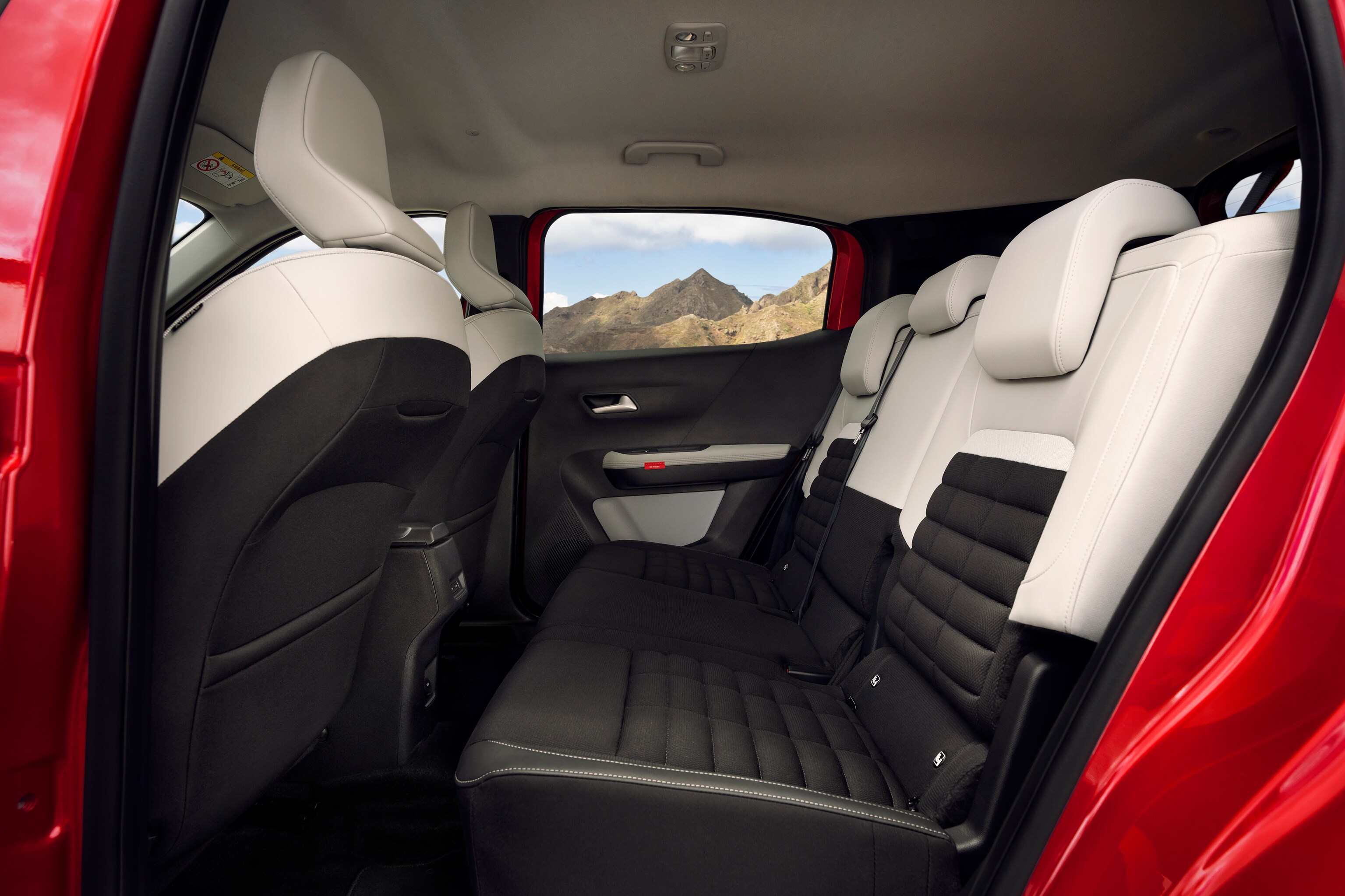 GIF présentant les caractéristiques intérieures Citroën C3 Aircross, des solutions de rangement modulaires pour mobilité.