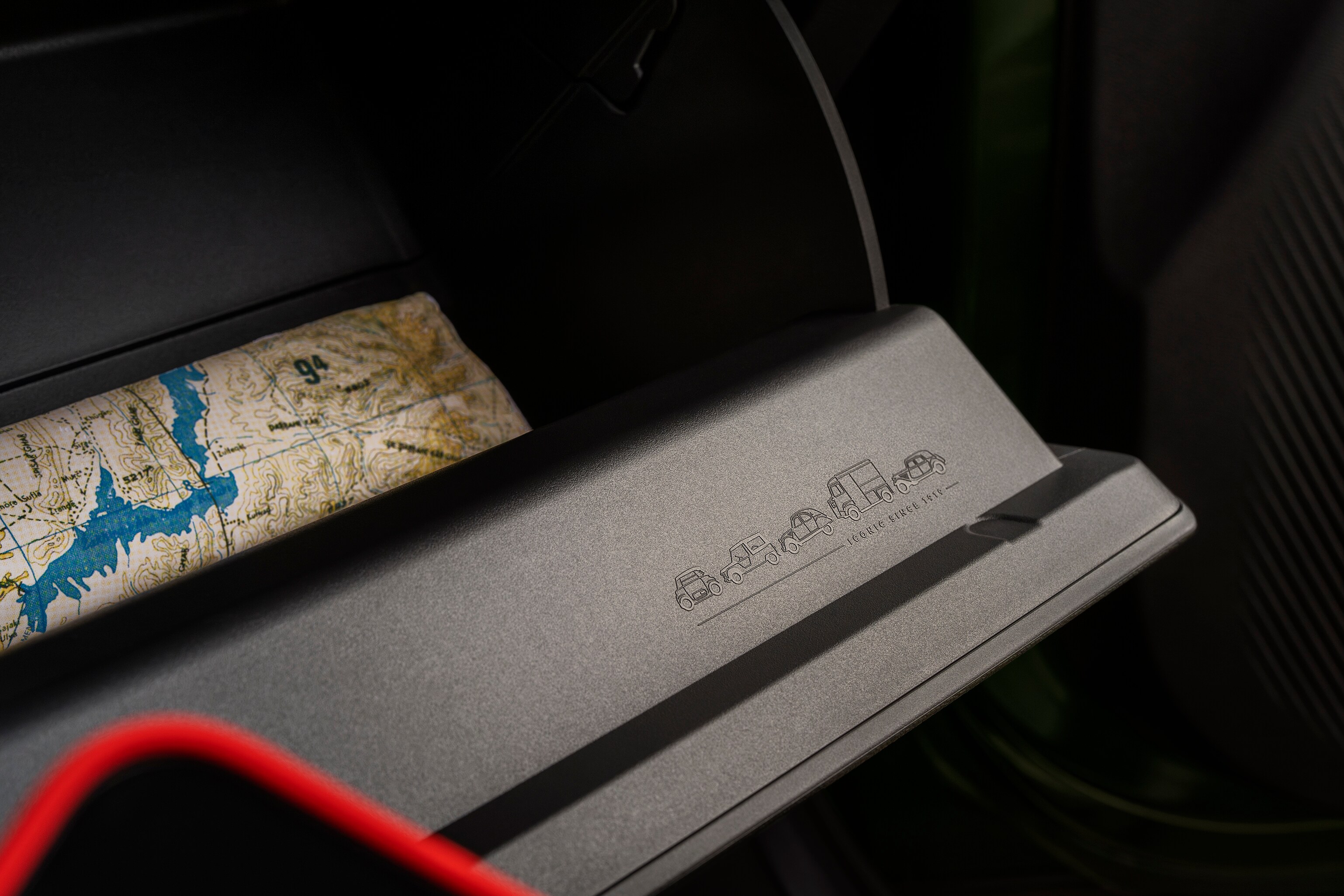 Vue rapprochée de l'intérieure de Citroën C3 Aircross, l'espace de rangement tableau de bord pour mobilité polyvalente.