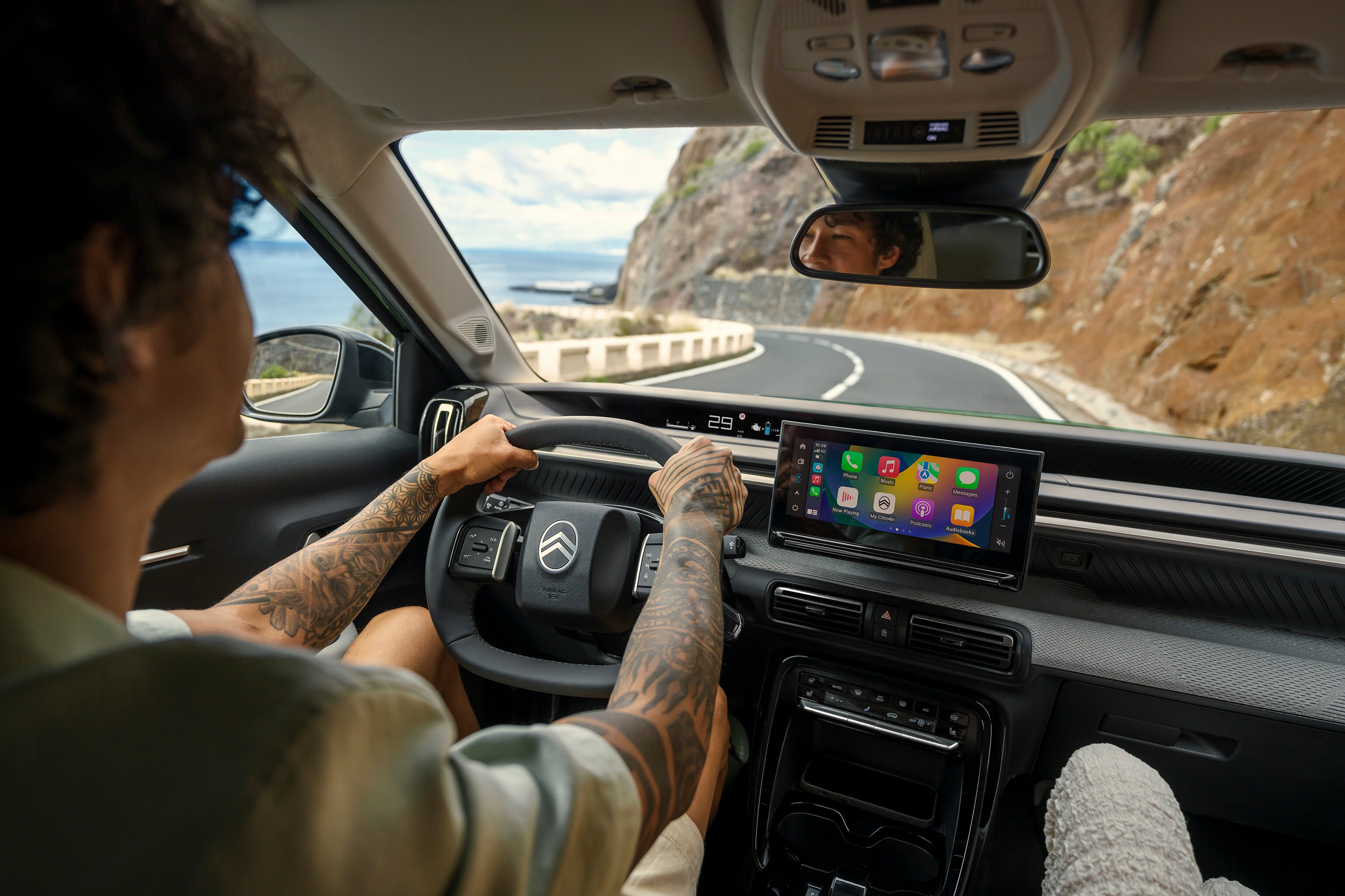 Vue depuis le poste de conduite de Citroën C3 Aircross, le grand écran tactile et le cockpit pour conduite intuitive, connectée.