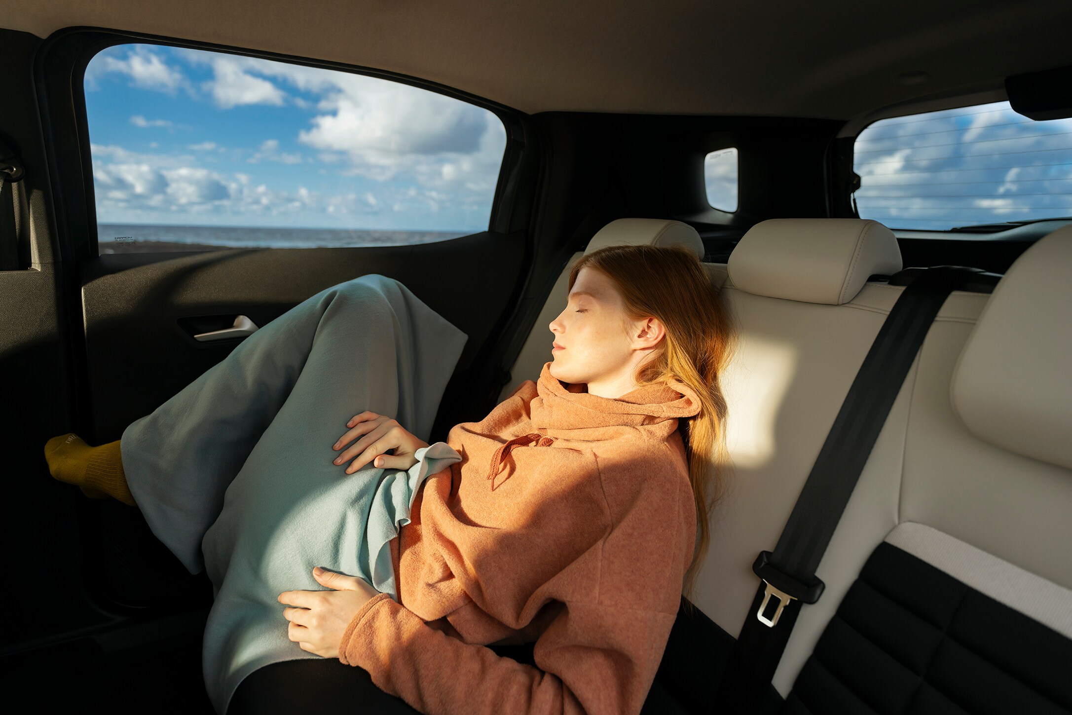 Vue arrière de l'intérieure de Citroën C3 Aircross, des sièges spacieux pour un confort détendu lors des longs trajets.