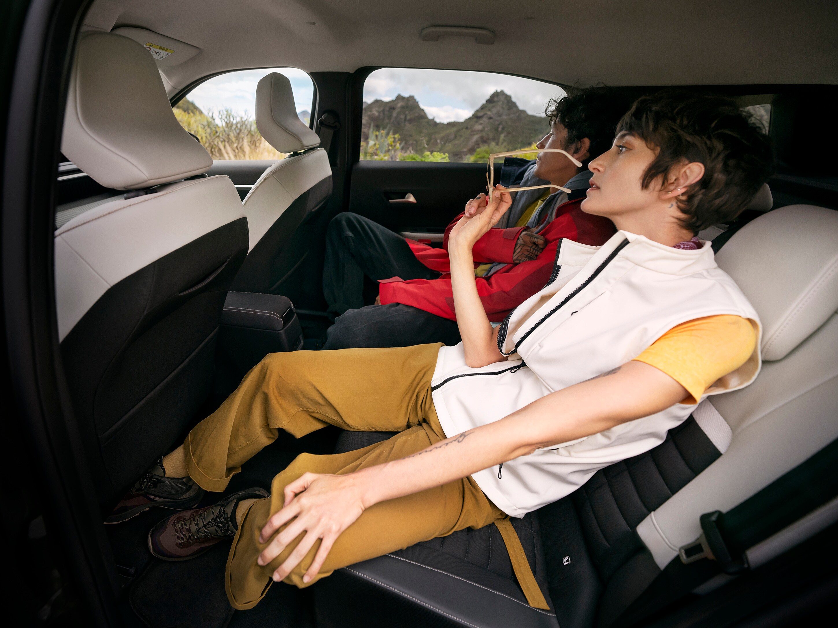 Vue des sièges arrière de Citroën C3 Aircross, un espace généreux pour les jambes, pour une mobilité polyvalente.