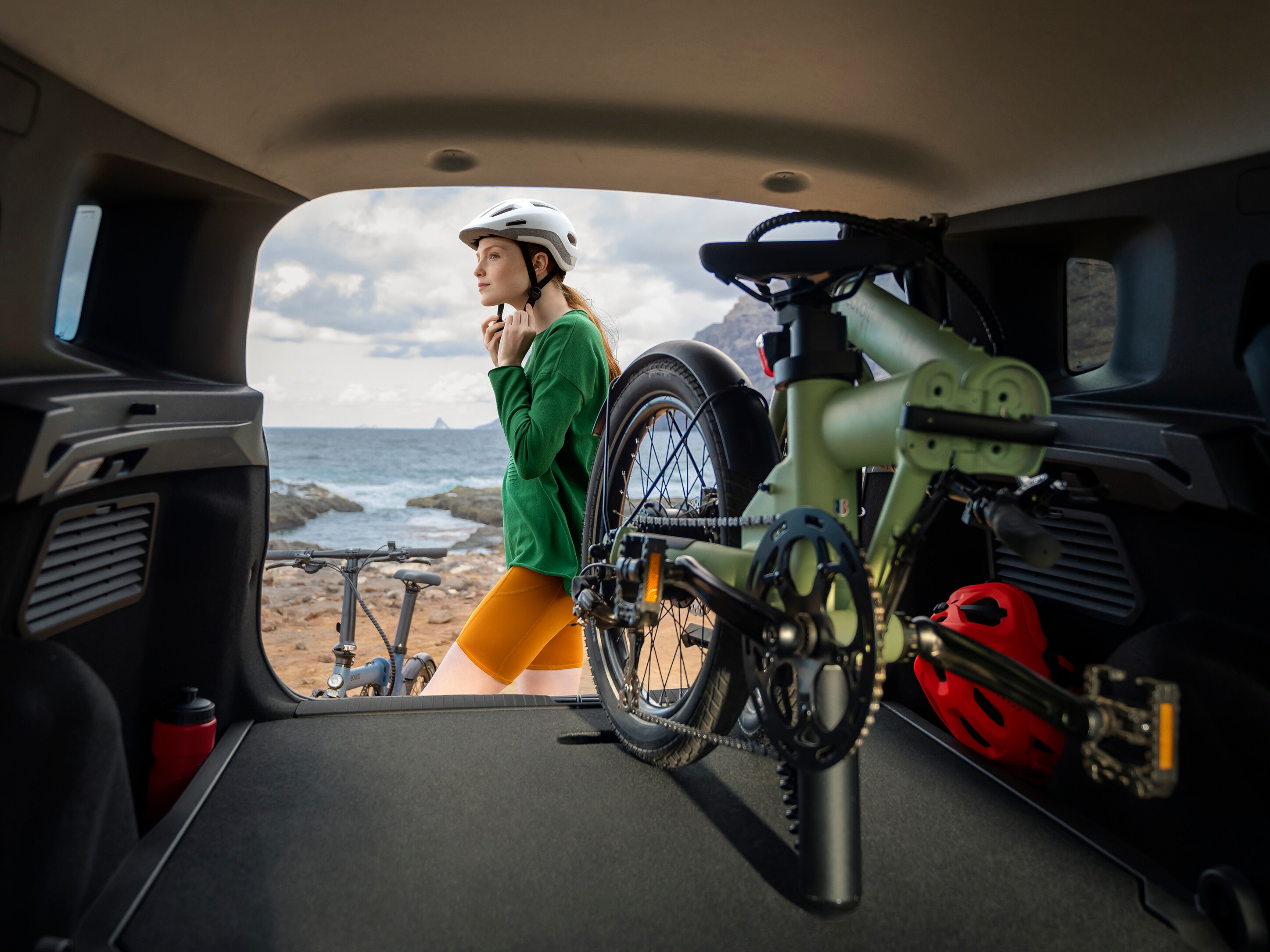 Vue de l'arrière coffre de Citroën C3 Aircross, un espace de rangement généreux pour mobilité active, prête pour la plage.