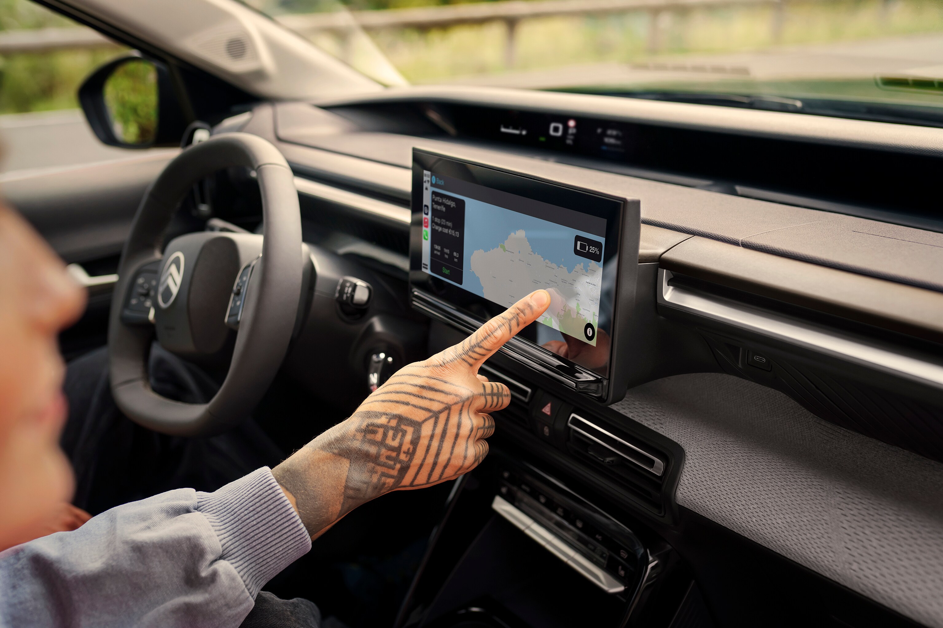 Vue de l'écran tactile à l'intérieure de Citroën C3 Aircross, le système de navigation pour conduite intuitive, connectée, abordable.