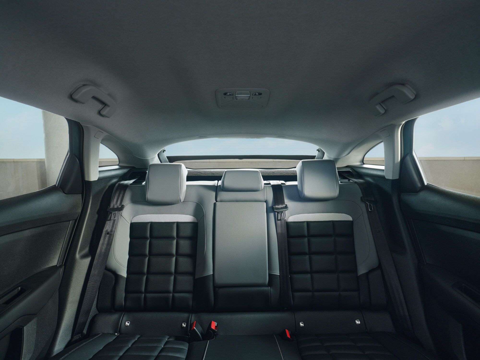 Vue int. avant ë-C4 avec le confort spacieux les sièges premium, luminosité et design habitacle serein
