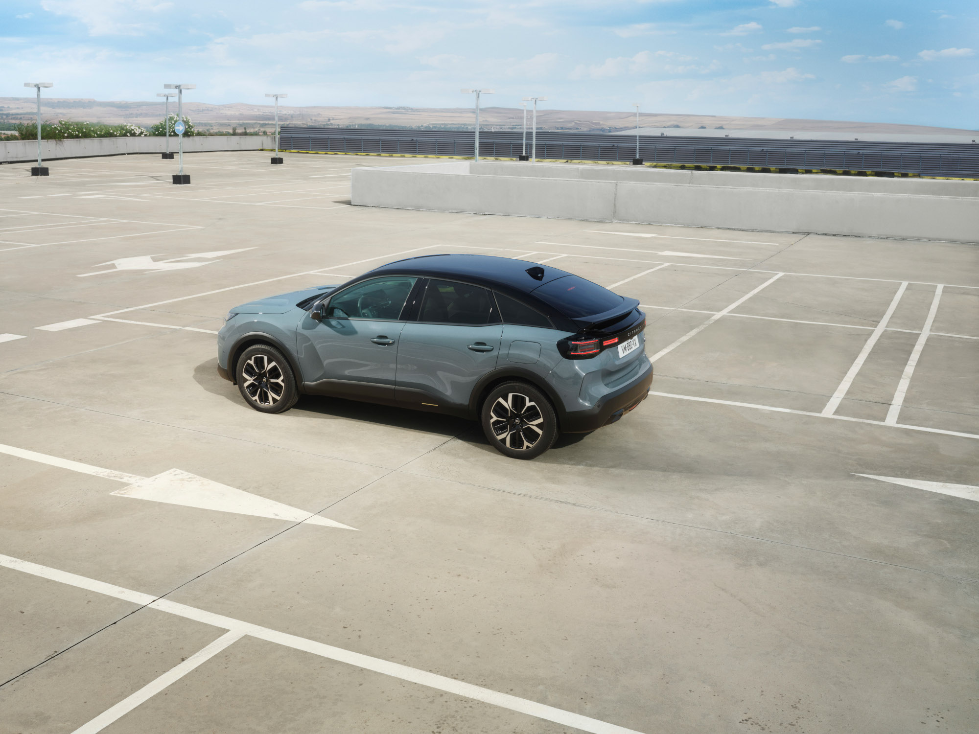 Vue 3/4 arrière de ë-C4, avec design élégant sécurité, l'aéro et confort présence.