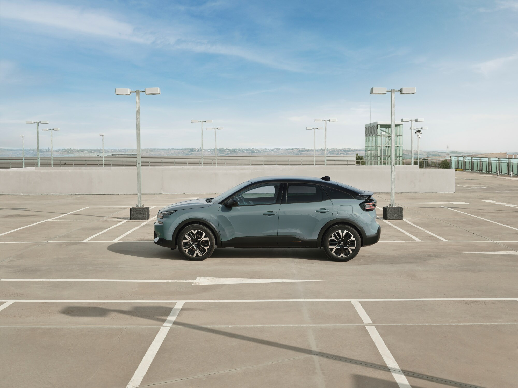 Vue côté ë-C4 Manhattan Green, avec design élégant sécurité, l'aéro et confort présence