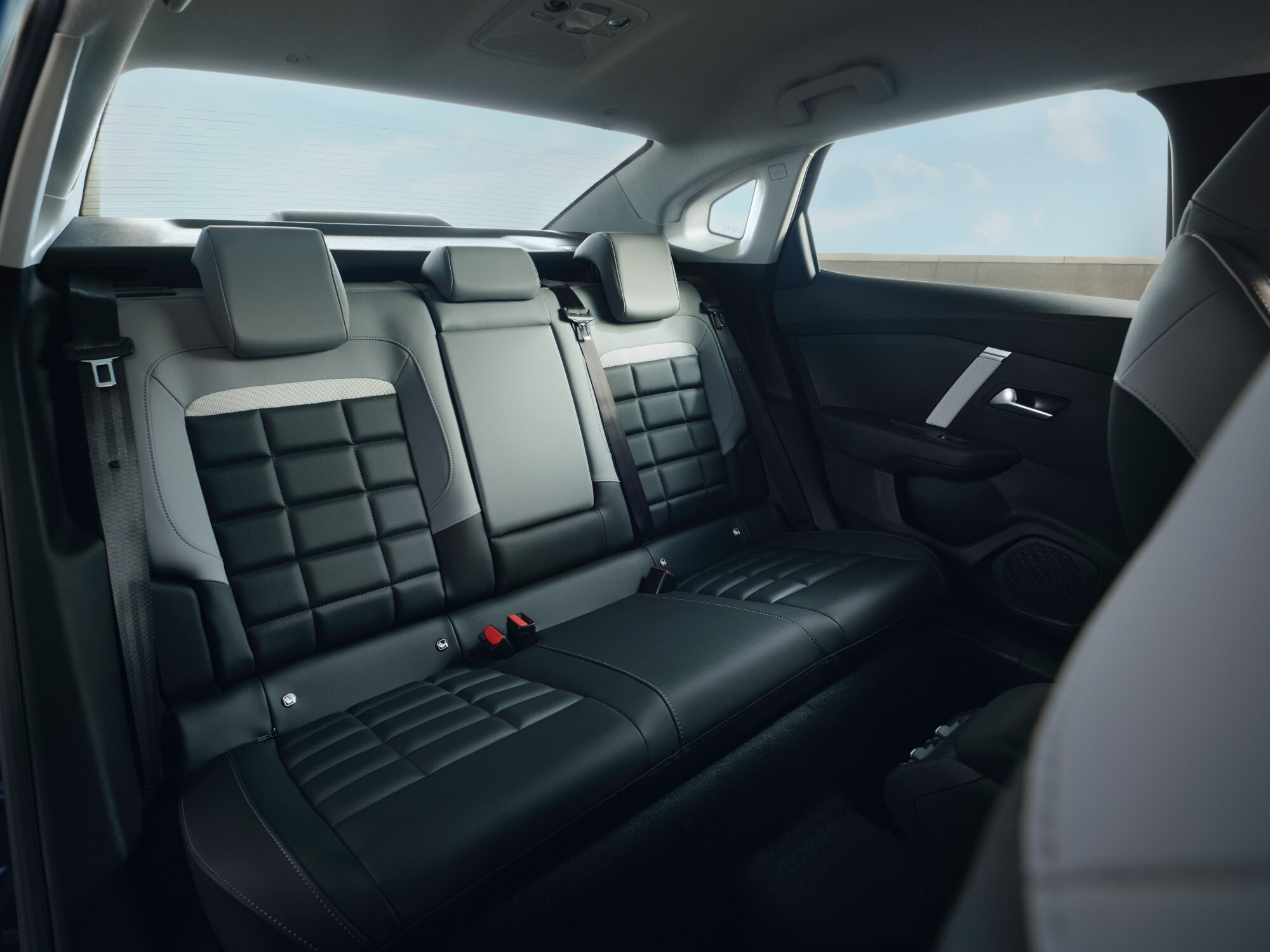 L'espace arrière de la Citroën C4 X mettant en avant des sièges en cuir spacieux et confortables.