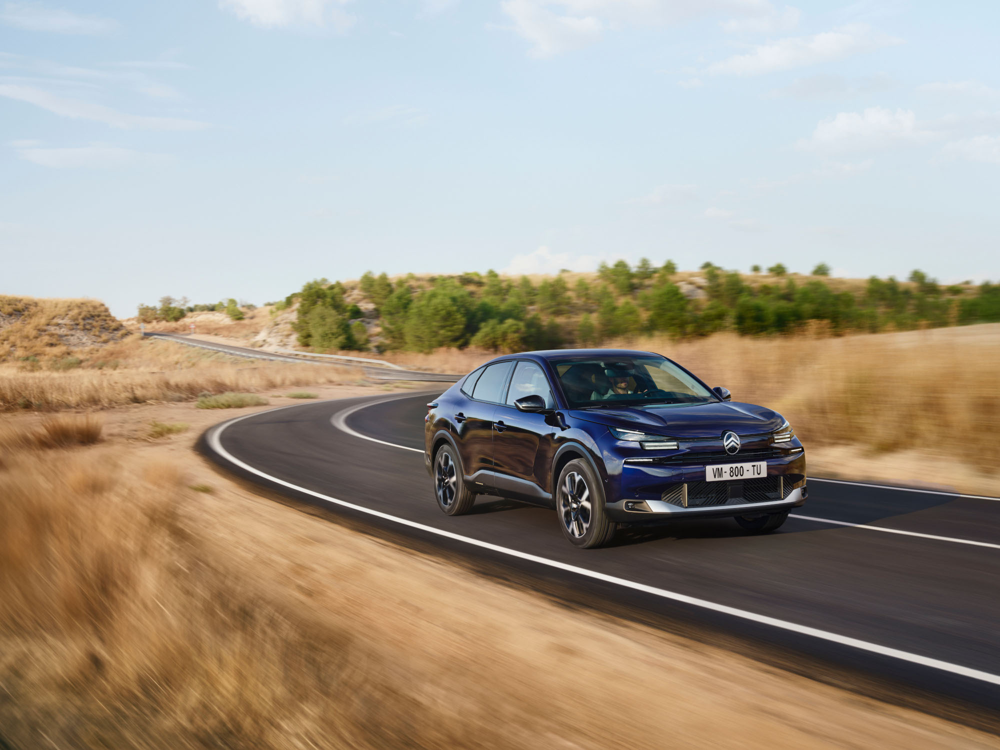 Vue 3/4 avant de Citroën C4 X en mouvement, avec design fastback et mobilité abordable