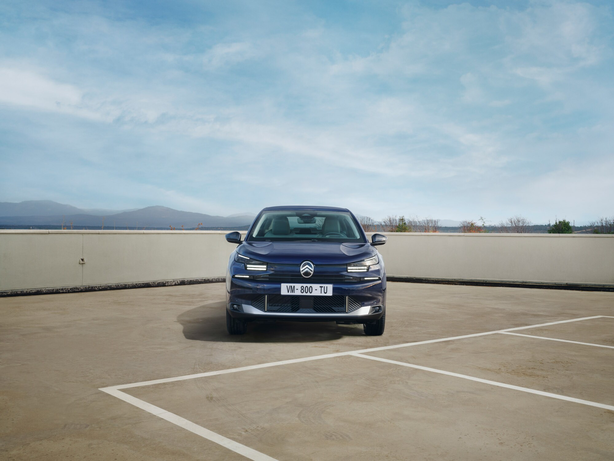 Vue face de la Citroën C4 X parking, avec sa silhouette fastback et mobilité abordable